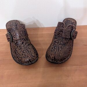 Born Concept box Brown Womens Patterned Slip-On Clogs Size 7